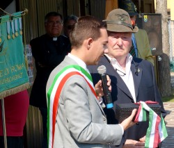 12 settembre - Sabato mattina - Il sindaco Luca Fanotto consegna le chiavi della città al Gruppo Alpini